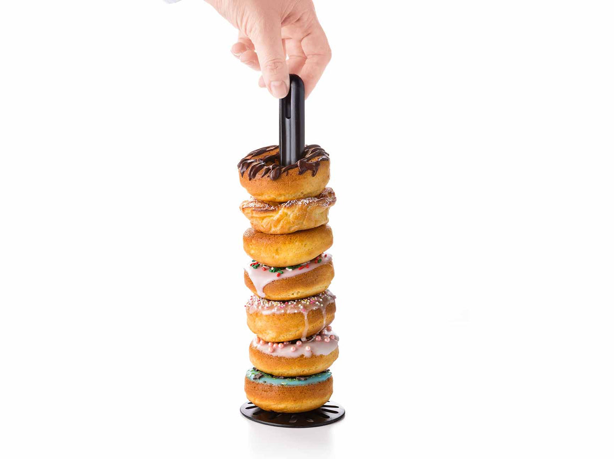 Donutstandaard met stapel versierde donuts, perfect voor keukentools en bakaccessoires
