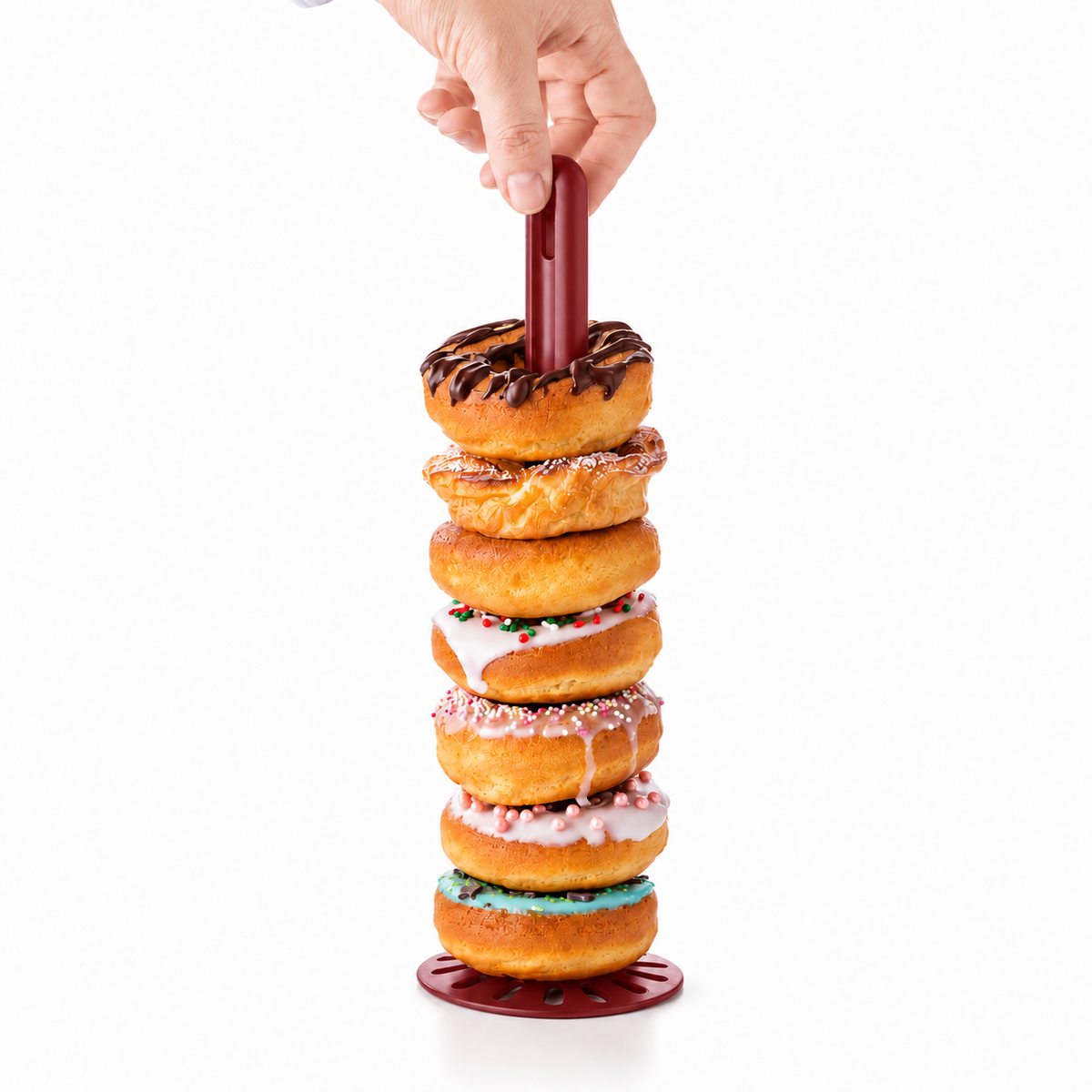 Rode Tupperware pureerstaaf die door een stapel kleurrijke donuts wordt gestoken.