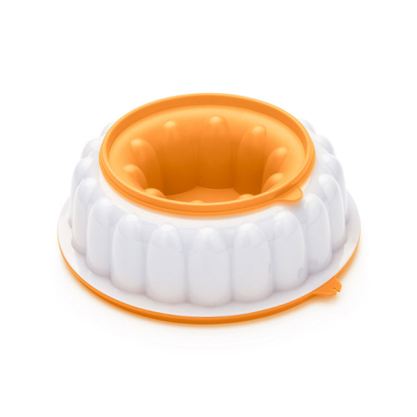 Witte en oranje bundt cakevorm met ronde, gegolfde randen voor perfecte cakes