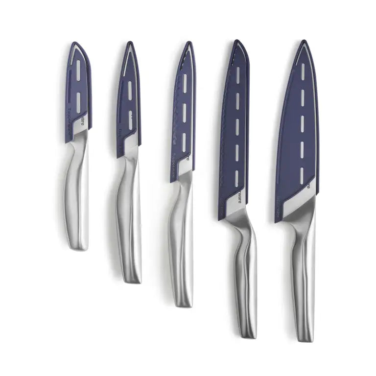 Premium keukenmessen met blauwe beschermhoes en zilveren handvatten, perfect voor culinaire avonturen.