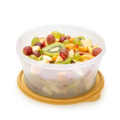 Transparante fruitcontainer met kiwi, druiven en appelstukjes, perfect voor gezonde snacks