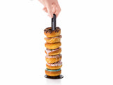 Donutstandaard met stapel versierde donuts, perfect voor keukentools en bakaccessoires