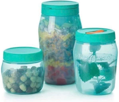 Transparante opbergpotten met groene deksels voor fruit, groenten en kruiden, ideaal voor keukenorganisatie
