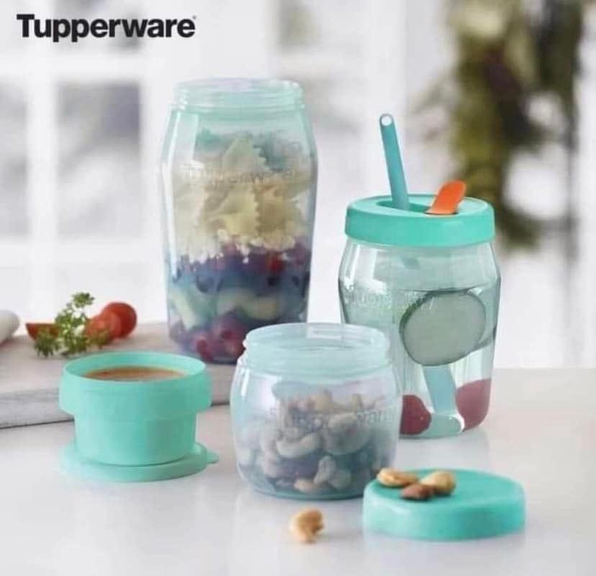 Tupperware keukengerei met kleurrijke opbergpotten en snacks voor dagelijks gebruik