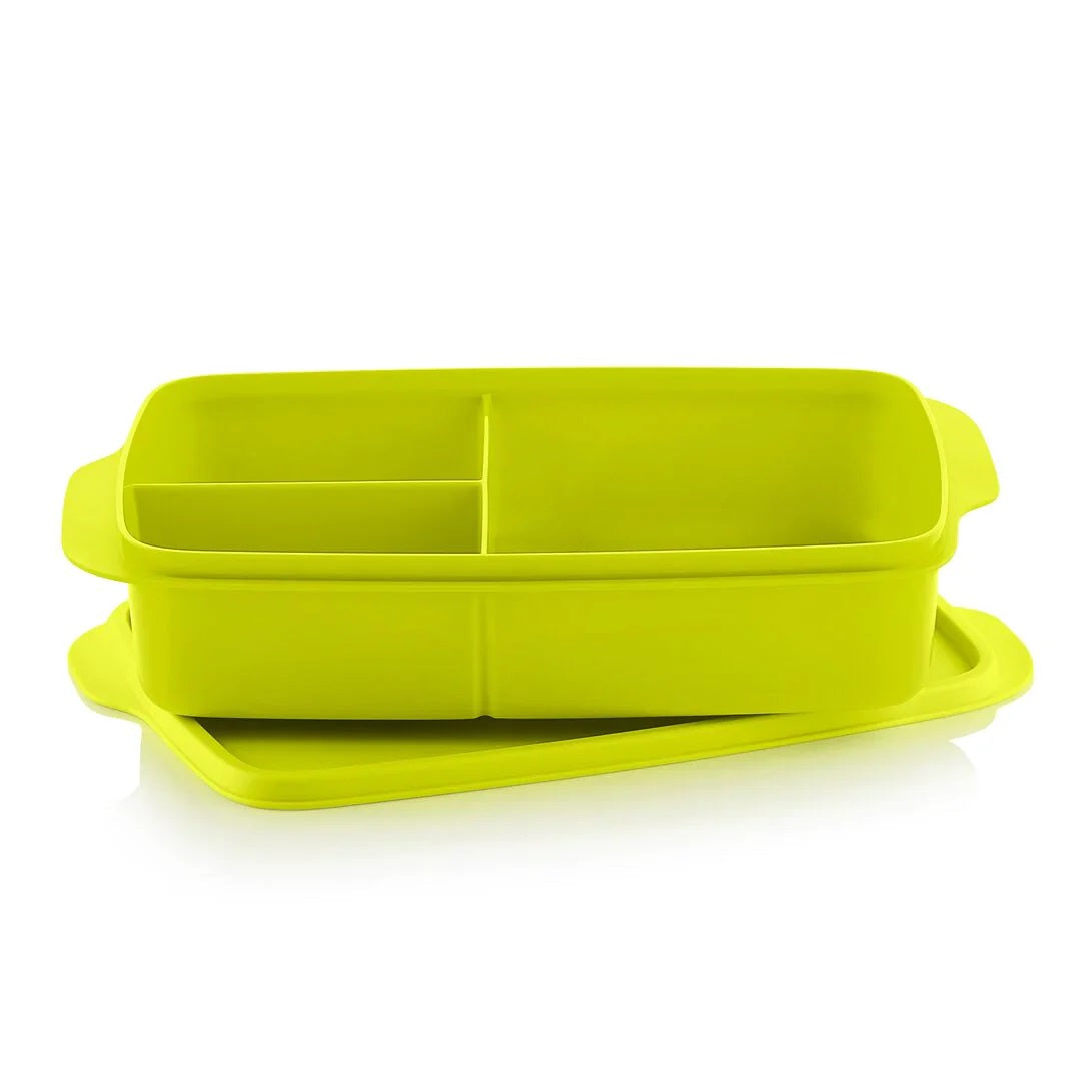 Groene lunchbox met vakken en deksel, ideaal voor op reis of lunch naar werk/school