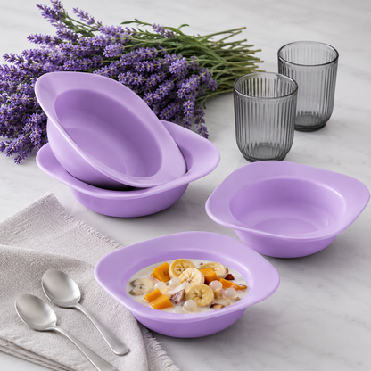 Paarse keukenschalen met fruit en melk, perfect voor ontbijt of dessert, met lavendel en glazen op marmeren tafel