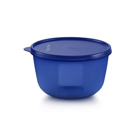 Blauwe plastic keukenkom met deksel voor opslag en bereiding