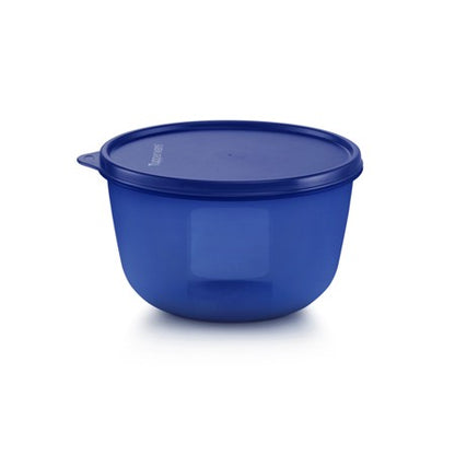 Blauwe plastic keukenkom met deksel voor opslag en bereiding