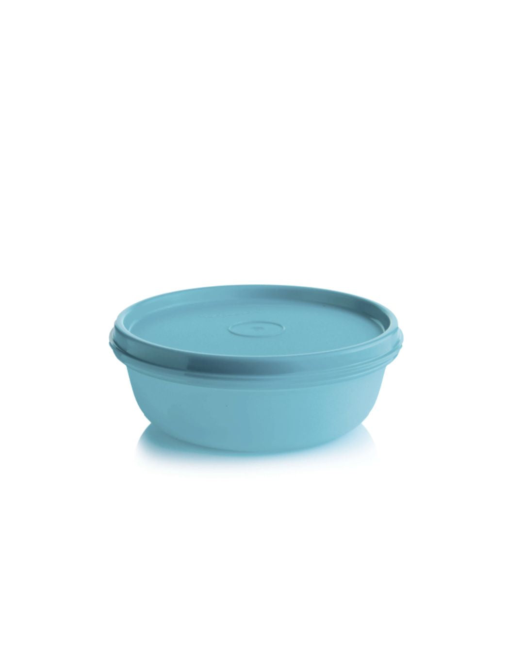 Lichtblauwe keukenkom met deksel, ideaal voor opbergen en serveren van gerechten in de keuken.