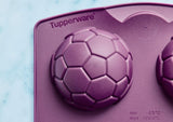 Paarse Tupperware voetbalvormige siliconen bakvorm voor creatief bakken en koken