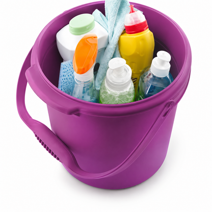 Paarse emmer met schoonmaakproducten en accessoires voor keuken en huishouden
