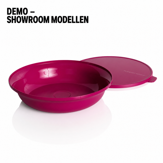 Rode Tupperware schaal met deksel, ideaal voor opslag en serveren in de keuken