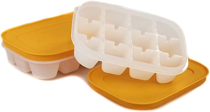 Transparante ijsblokjesvorm met oranje deksel, ideaal voor keukentools en culinaire avonturen