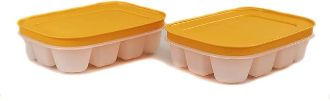Plastic ijsblokjesvormen met oranje deksels voor gemakkelijk opbergen en vriezen