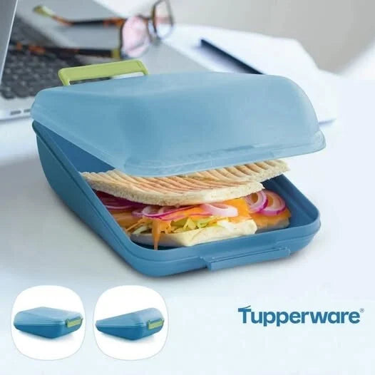 Blauwe Tupperware brooddoos met gegrilde sandwich, ideaal voor onderweg en lunch