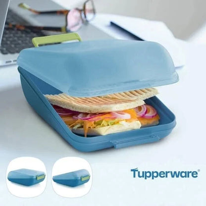 Blauwe Tupperware brooddoos met gegrilde sandwich, ideaal voor onderweg en lunch