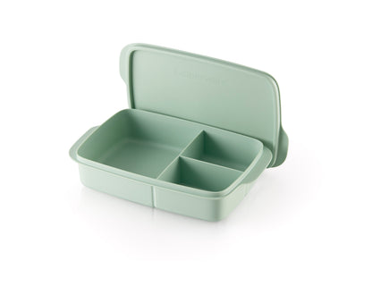 Groene Tupperware lunchbox met vakken en deksel, ideaal voor op reis of lunchen