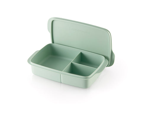 Groene Tupperware lunchbox met vakken en deksel, ideaal voor op reis of lunchen