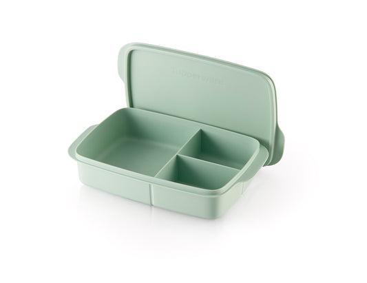 Groene Tupperware lunchbox met vakken en deksel, ideaal voor op reis of lunchen