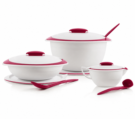 Witte serveersets met roze accenten, inclusief pannen, schalen en lepels.