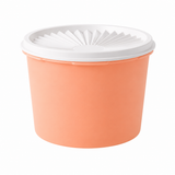 Roze keukencontainer met witte ventilatiedeksel voor opslag en verscheidenheid in de keuken