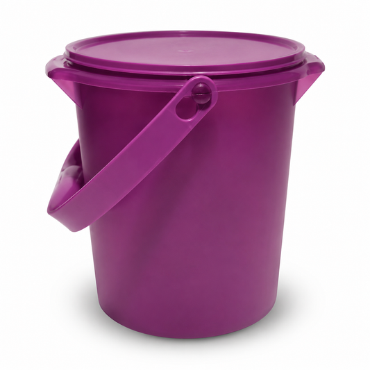 Paarse plastic emmer met deksel en handvat, ideaal voor keuken en huishouden