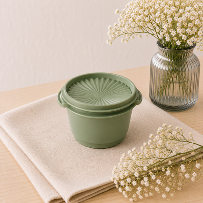 Groene keukencontainer met deksel, perfect voor opbergen en serveren in de moderne keuken