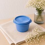 Blauwe keukengadget met ronde deksel op linnen doek, ideaal voor culinaire avonturen