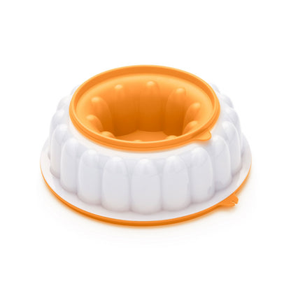 Witte en oranje bundt cakevorm met ronde, gegolfde randen voor perfecte cakes