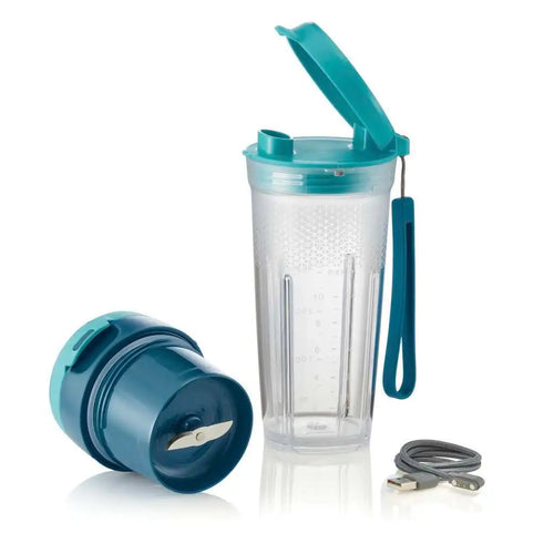 Blenderfles met blauw deksel en USB-oplaadkabel, ideaal voor smoothies en gezonde dranken