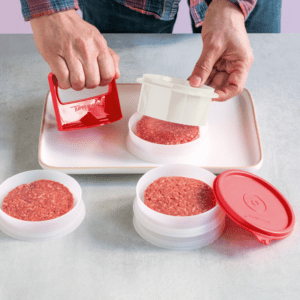 Rode en witte vleesballenmaker voor perfecte vorm, ideaal voor keukengadgets en culinaire creaties