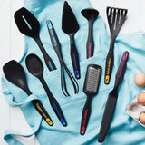 Tupperware keukengerei set met spatels, lepels en rasps op blauwe doek met eieren