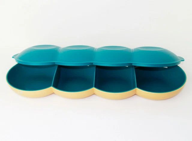 Blauwe en beige keukensorteerbak met vier compartimenten voor organisatie