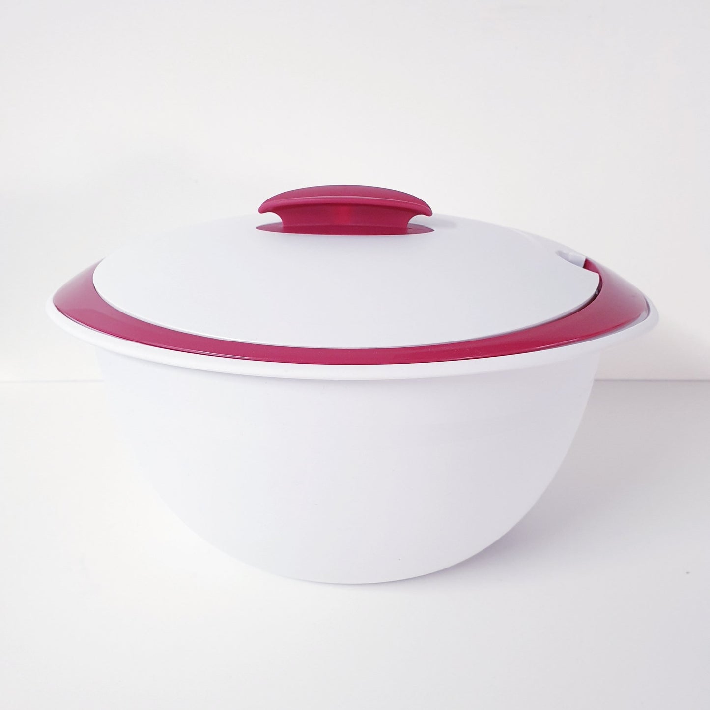 Witte mengkom met een wit deksel en roze accenten op een witte achtergrond.