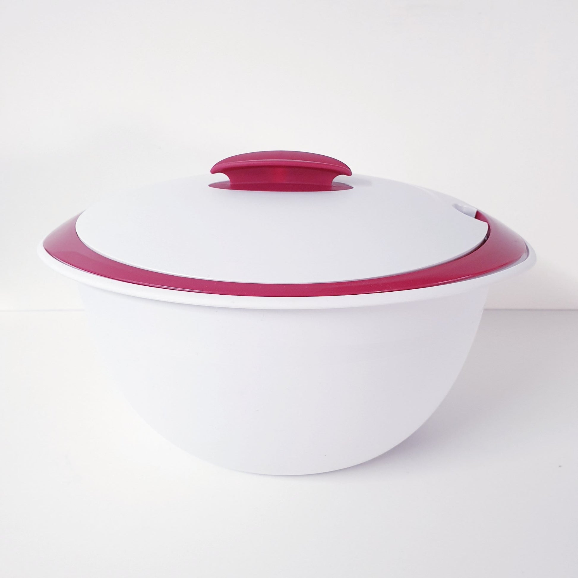 Witte mengkom met een wit deksel en roze accenten op een witte achtergrond.