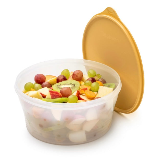 Transparante fruitcontainer met kleurrijke fruitmix en geel deksel, ideaal voor opslag en transport.