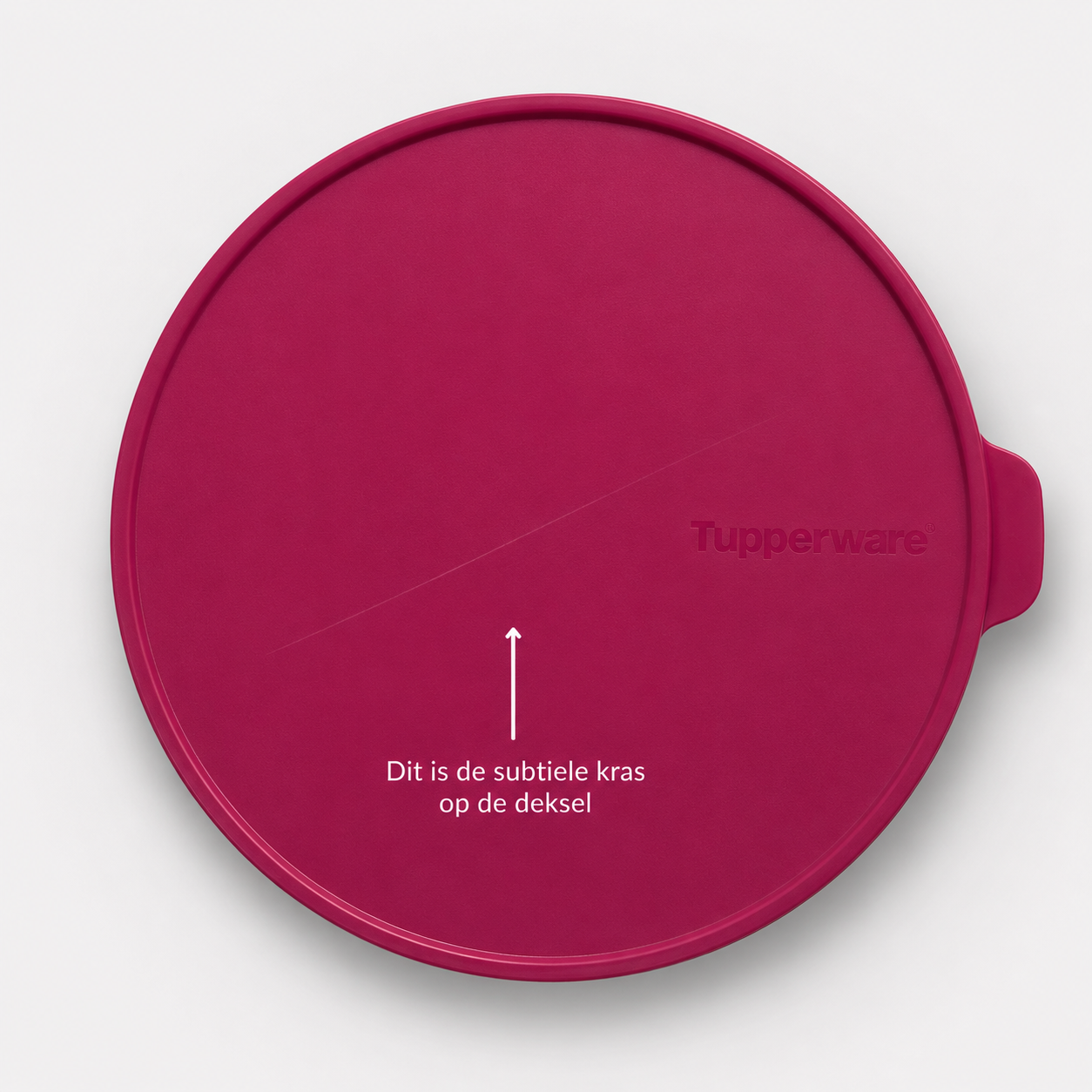 Rode Tupperware deksel met subtiele kras, perfect voor keukentools en opslag