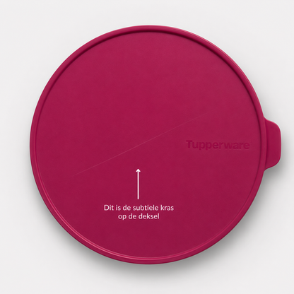 Rode Tupperware deksel met subtiele kras, perfect voor keukentools en opslag