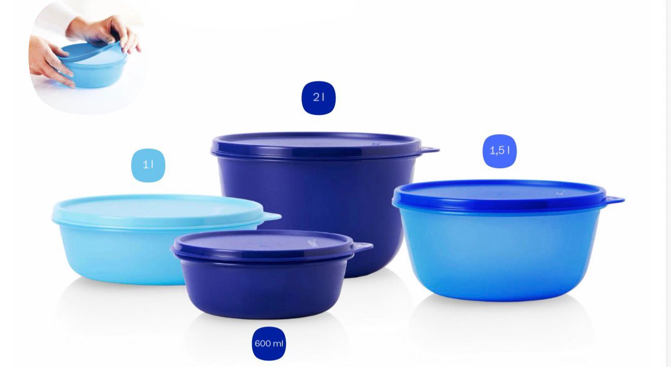Blauwe en lichtblauwe voedselopbergcontainers met deksels, beschikbaar in verschillende maten voor keukengebruik.