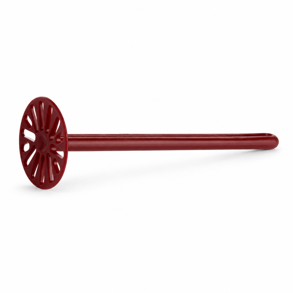 Rode Tupperware aardappelstamper en pureerstaaf tegen een witte achtergrond.