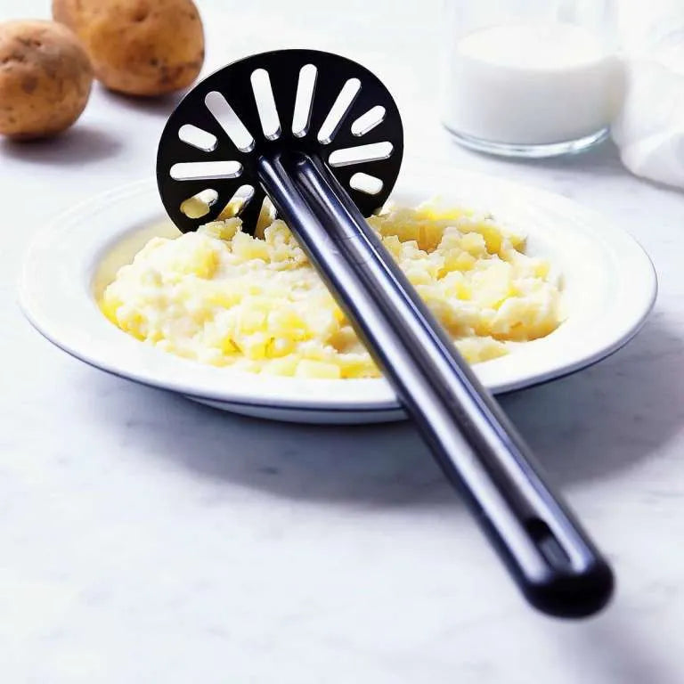 Zwarte aardappelprakt met gestampte aardappelen, perfect voor culinaire gerechten en keukentools