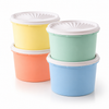Kleurrijke keukenopbergboxen met witte deksels, ideaal voor organisatie en opslag in de keuken.