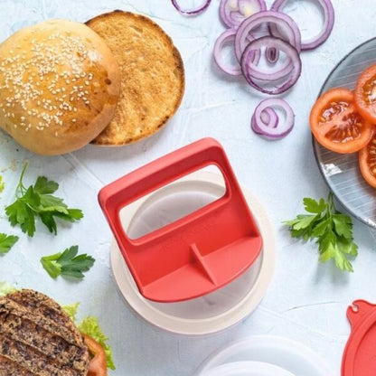 Rode hamburgerpress voor perfecte patties, omringd door buns, ui en tomaat