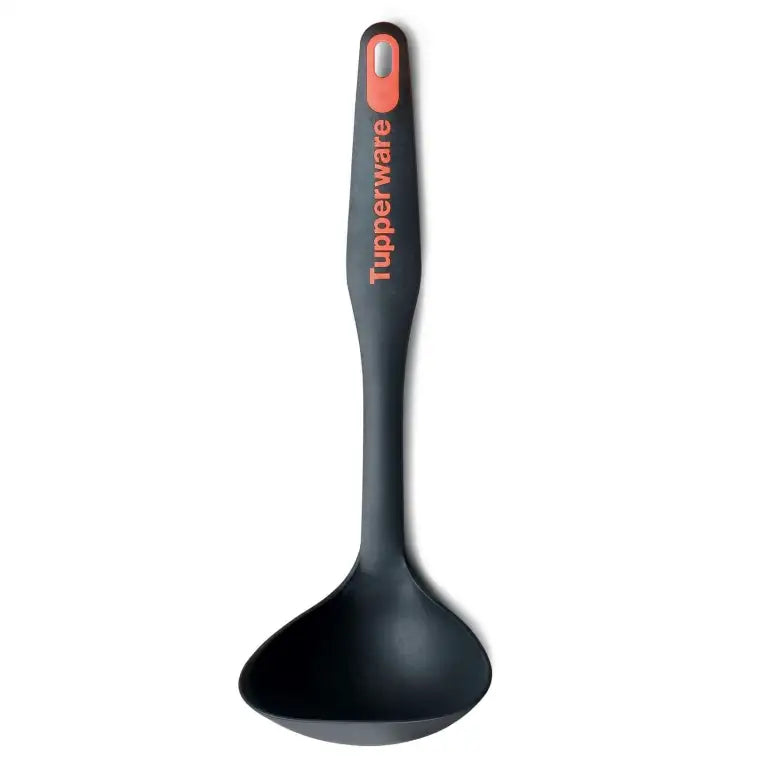 Zwarte Tupperware soeplepel met oranjerode accenten, ideaal voor keuken en koken