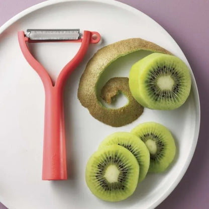 Rode schilmes met geschild kiwi op witte plaat, perfect voor keukentools