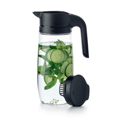 Glazen waterkan met komkommer en munt, ideaal voor frisse dranken en keukengadgets