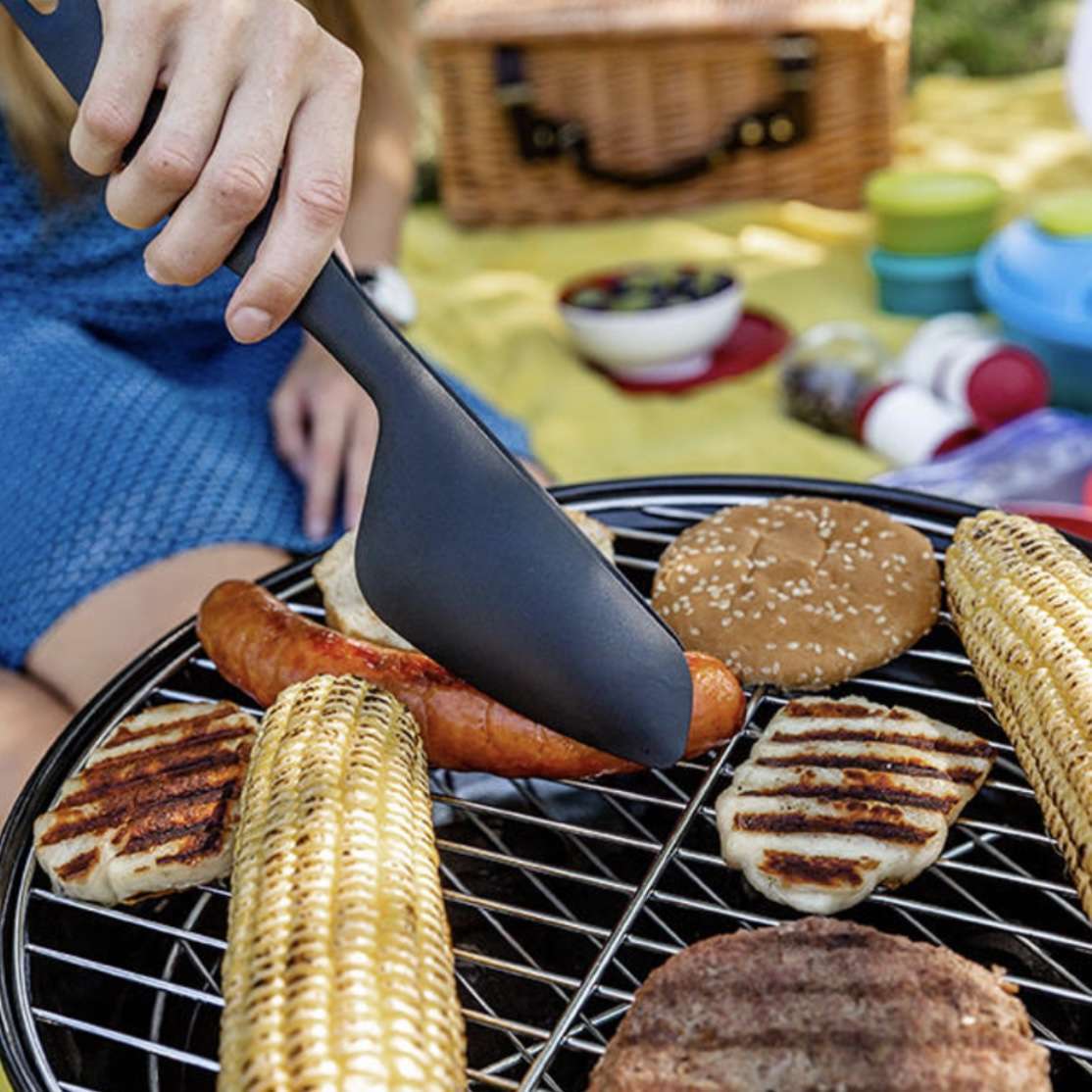 Grillspatel voor perfect gegrilde hamburgers, mais en worstjes tijdens een picknick