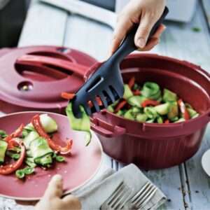Rode salade-mixer met zwarte schep, perfect voor frisse groentesalades en keukengadgets