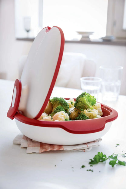 Rode en witte stoompan met broccoli, bloemkool en aardappels, perfect voor gezond koken in de keuken