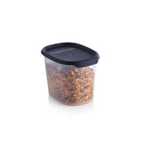 Tupperware opbergbox met granola, ideaal voor keukentools en snacks
